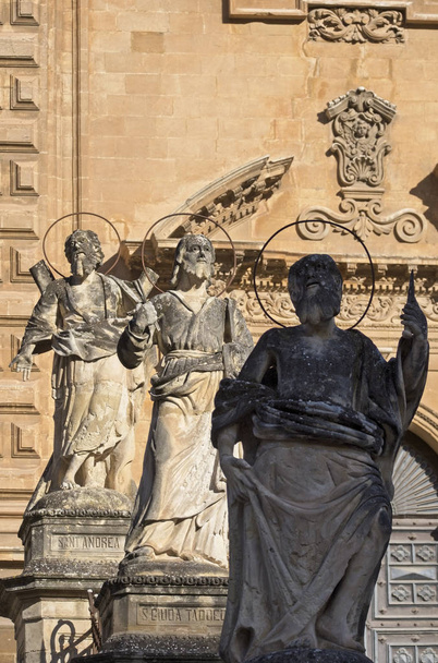Italia, Sicilia, Modica (provincia de Ragusa), Catedral de San Pedro, fachada barroca y estatuas religiosas (siglo XVIII a.C.
.) - Foto, Imagen