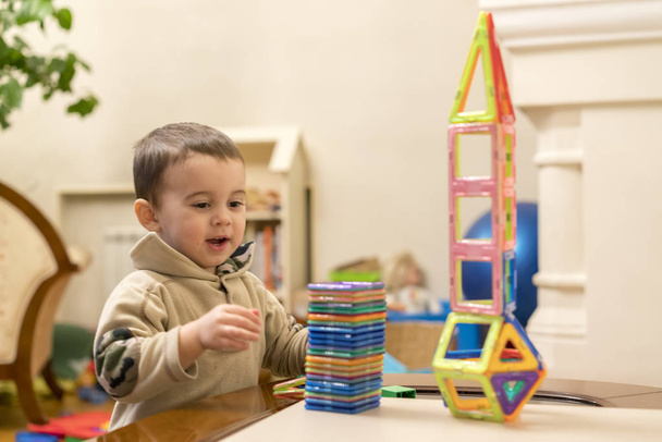 Το παιδί παίζει με μια μαγνητική κατασκευαστή παιχνιδιών - Φωτογραφία, εικόνα