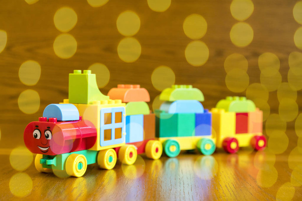 Locomotora infantil con vagones, bokeh azul
. - Foto, Imagen