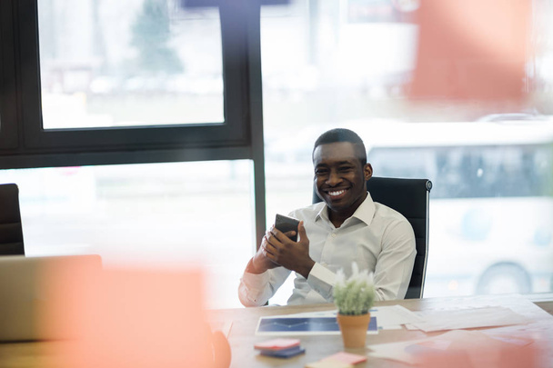 オフィスの作業でハンサムなアフリカ系アメリカ人実業家 - 写真・画像