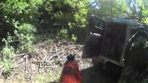 Soldaten in actie in een spel van airsoft met zijn wapen - Video