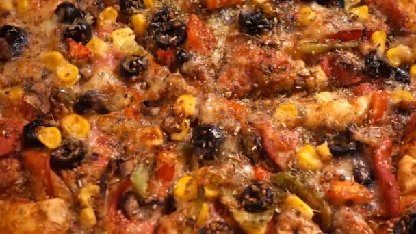 Додавання спецій смачна італійська піца - Кадри, відео