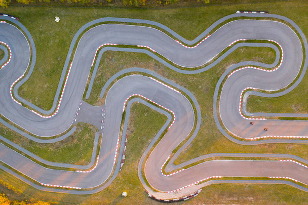 Vista aérea de la pista de karts. Nueva pista de asfalto con turnos para carreras
. - Foto, Imagen