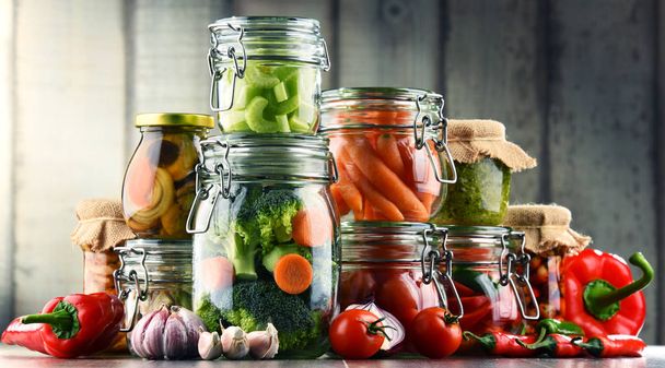マリネした食品と有機の生野菜の jar ファイル. - 写真・画像