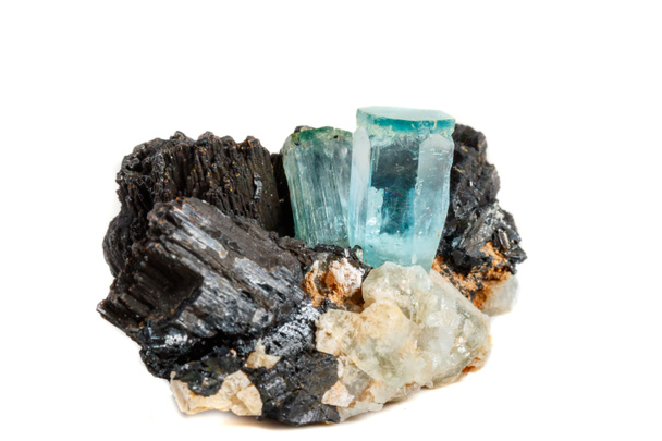 Makro mineraali kivi Aquamarine ja musta turmaliini, Schorl valkoisella pohjalla lähikuva
 - Valokuva, kuva