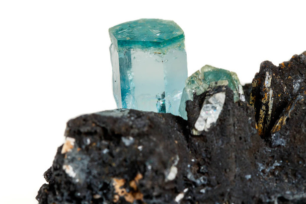 Makro-Mineralstein Aquamarin und schwarzer Turmalin, Schorl auf weißem Hintergrund Nahaufnahme - Foto, Bild