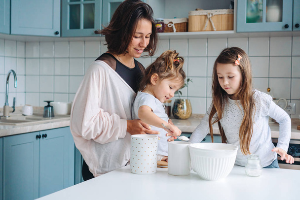 Счастливая семья готовит вместе на кухне - Фото, изображение