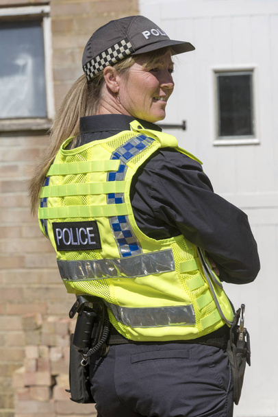 Retrato de una mujer policía en uniforme de pie en la escena del crimen
 - Foto, imagen