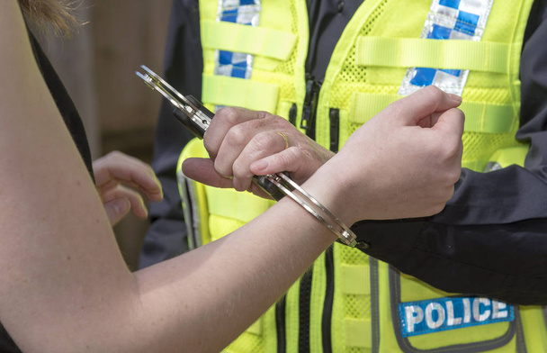 Polizei mit Handschellen - Foto, Bild