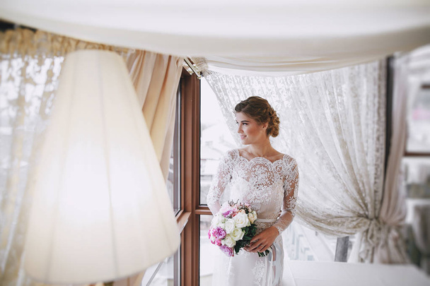 elegant bride in a hotel - Fotografie, Obrázek