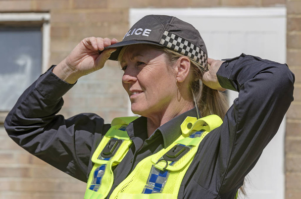 Retrato de uma mulher policial vestindo um boné uniforme
. - Foto, Imagem