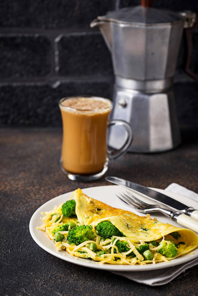 Keto Low-Carb-Omelett und kugelsicherer Kaffee - Foto, Bild
