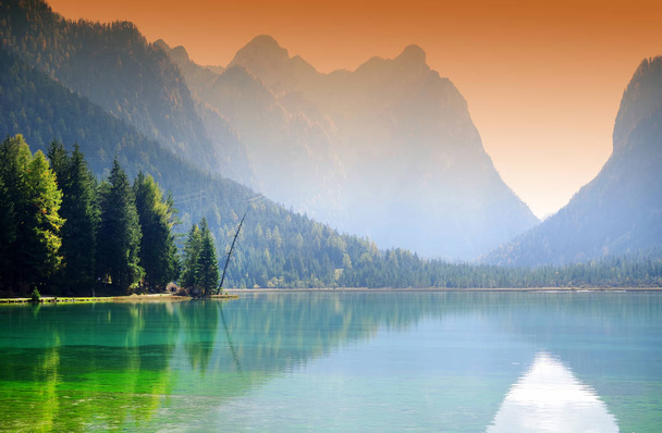 Jezioro Lago di Dobiacco w Włochy, Europa - Zdjęcie, obraz