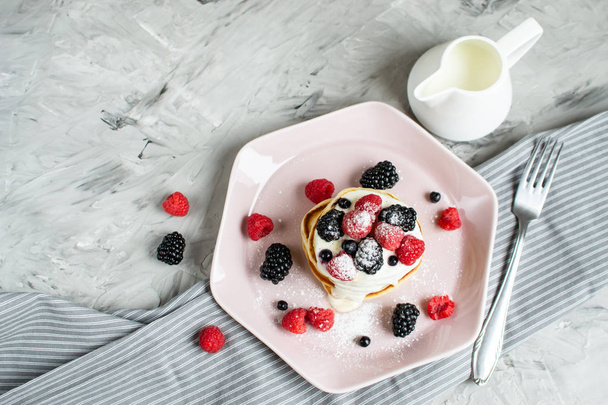 Domowe naleśniki płyta różowy Pastel śmietana jagody kawy zdrowe śniadanie rano koncepcja  - Zdjęcie, obraz