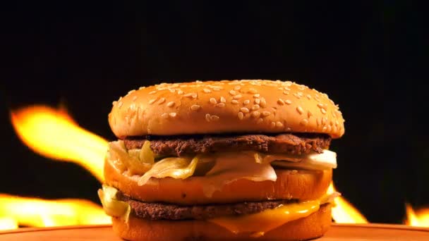 Délicieux hamburger de viande en feu
 - Séquence, vidéo