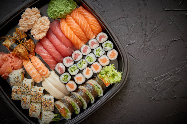 Différents types de sushis sur assiette ou plateau
 - Photo, image