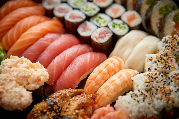 Primer plano de varios tipos de japonés fresco preparado sushi
. - Foto, imagen