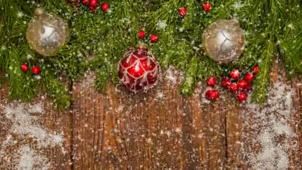 Mesa de madera de Navidad con decoraciones de Año Nuevo y Navidad y hermosas nevadas, el concepto de la publicidad de Año Nuevo y la tarjeta de Año Nuevo animada
 - Metraje, vídeo