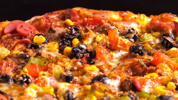 Смачна італійська кухня піцерії - Кадри, відео