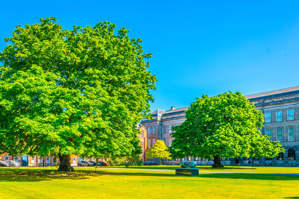 Veduta di un edificio sulla piazza del parlamento all'interno del campus universitario trinity a Dublino, Irlanda
 - Foto, immagini