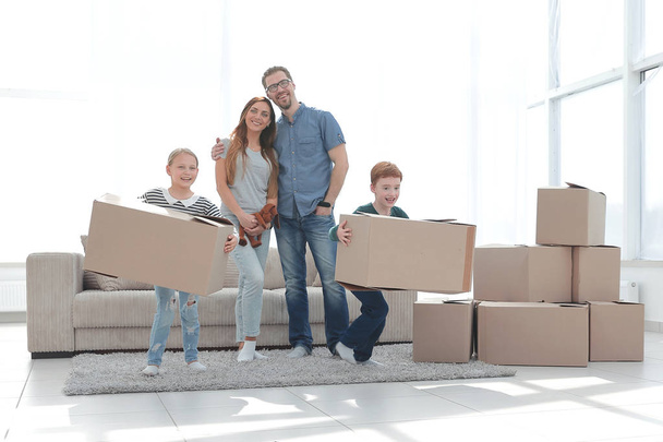 family moves the boxes to a new apartment. - Foto, Bild