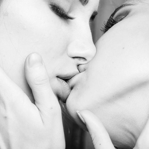 Young kissing girls - Foto, immagini