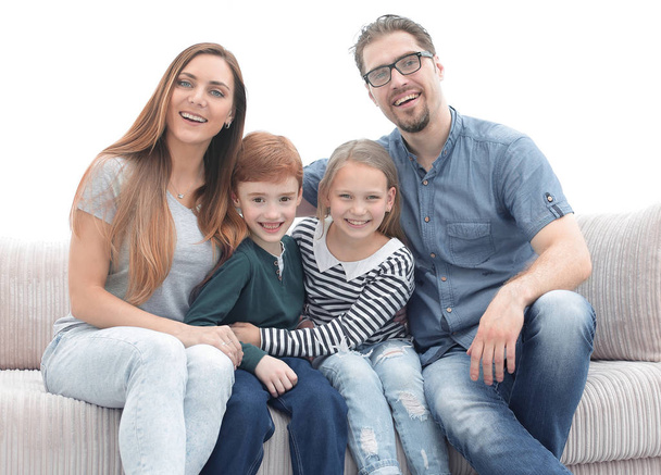 šťastná rodina sedí na gauči v obývacím pokoji. - Fotografie, Obrázek