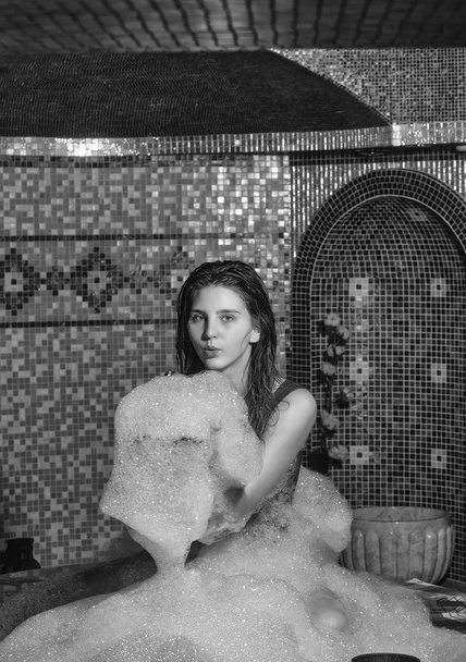 sexy pretty woman with wet hair in foam bath - Valokuva, kuva