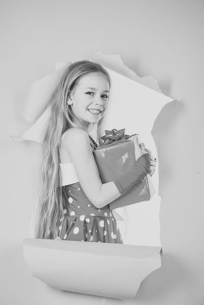 Gift box and little girl. on pink background - Foto, Imagem