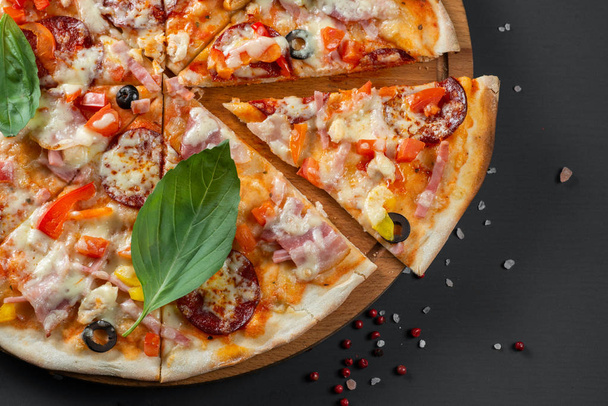 Pizza with sausage and Basil - Foto, afbeelding