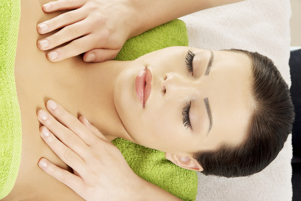 Woman relaxing beeing massaged in spa saloon - Zdjęcie, obraz
