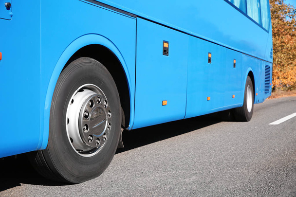 Moderní modrý autobus na silnici, zaměření na kolo. Osobní doprava - Fotografie, Obrázek