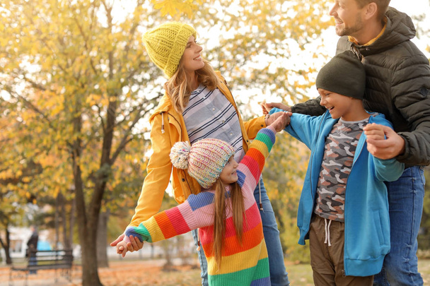 glückliche Familie mit Kindern zusammen im Park. Herbstwanderung - Foto, Bild