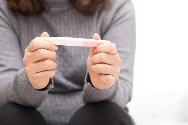 Hamilelik testi yapan kadın, yeni hayat ve yeni aile kavramı. - Fotoğraf, Görsel