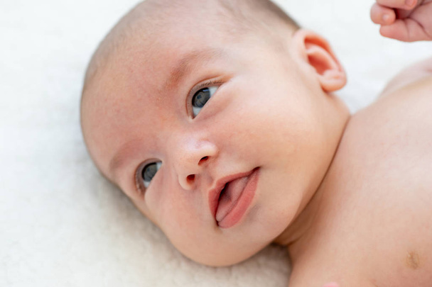 schattige pasgeboren baby op de eerste maanden van het leven - Foto, afbeelding