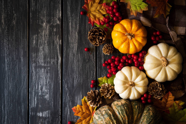 古い木製の背景にカボチャと赤い果実ともみじ秋の平面図です。感謝祭の日の概念. - 写真・画像