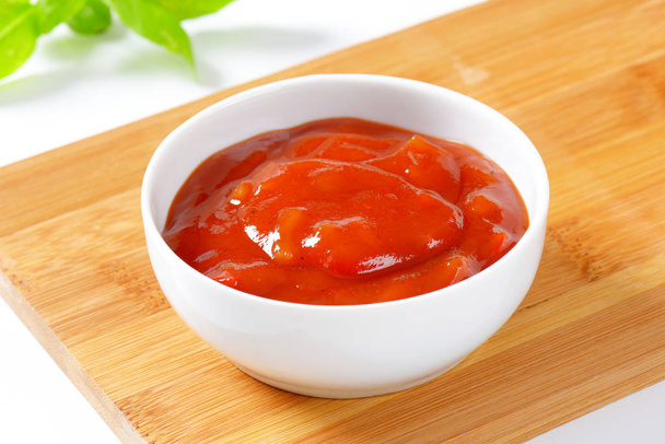 Salsa de tomate con pimientos, ajo y cebolla
 - Foto, imagen