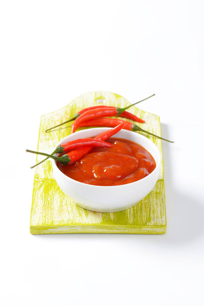 Tomatensaus met hete pepers, knoflook en UI - Foto, afbeelding