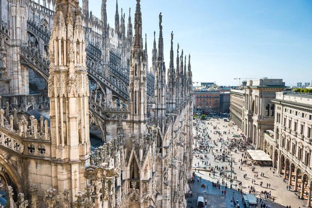 Kilátás a tetőről Duomo gótikus katedrális piazza tér Milánóban - Fotó, kép