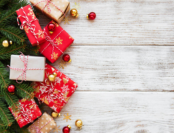 Weihnachten Hintergrund mit Dekorationen und Geschenkschachteln auf Holzbrett - Foto, Bild