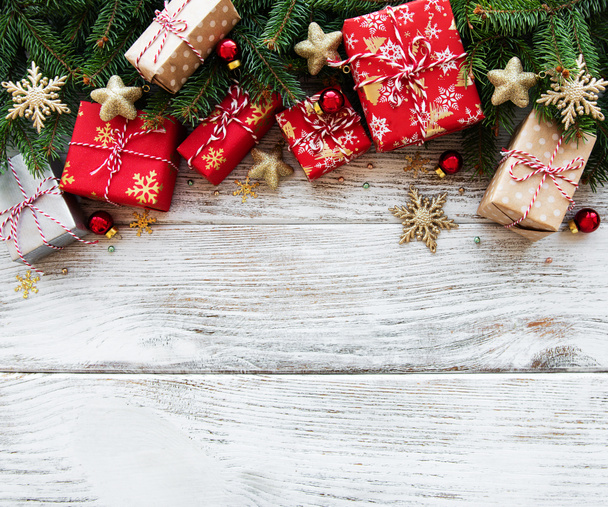 Weihnachten Hintergrund mit Dekorationen und Geschenkschachteln auf einem alten Holztisch - Foto, Bild