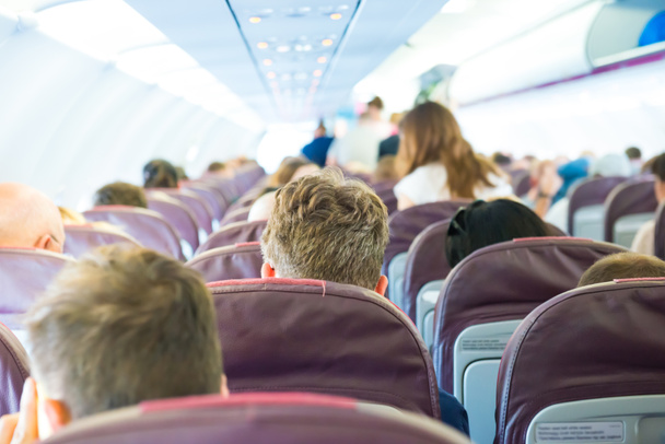 I passeggeri si siedono all'interno dell'aereo - persone che viaggiano - Foto, immagini