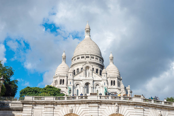 Basílica do Sagrado Coração de Paris ou Basílica Coeur Sacre em Montmartre em Paris
 - Foto, Imagem
