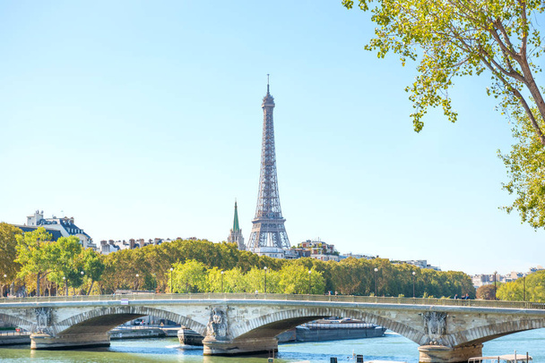 Eiffeltoren en brug over de Seine in Parijs, Frankrijk - Foto, afbeelding