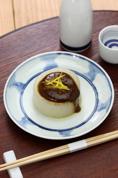 furofuki daikon, ravanello giapponese bollito servito con salsa miso, cucina vegetariana
 - Foto, immagini