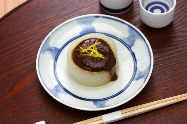 furofuki 大根、ふろふき大根味噌ソース添え、ベジタリアン料理 - 写真・画像