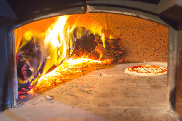 Pizza no forno de pedra
 - Foto, Imagem