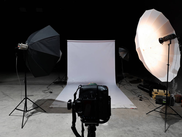 Lighting to shoot in the studio. There is a white scene in the black room. - Foto, imagen