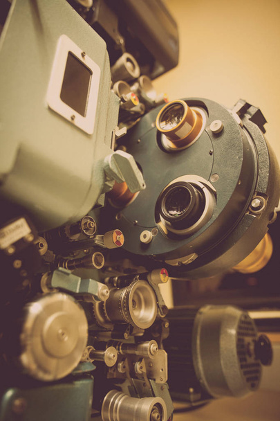 Close-up tiro de um projetor de filme vintage em uma sala de cinema
. - Foto, Imagem