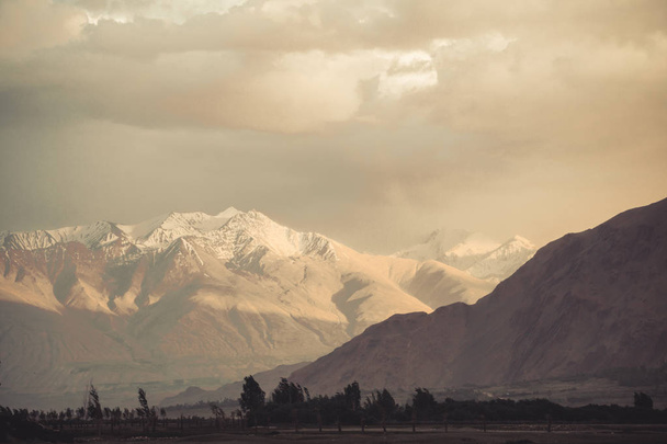 Vue d'une chaîne de montagnes enneigées au Tadjikistan
. - Photo, image